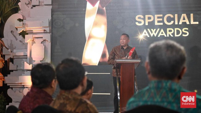 Kajati Ketut Sumedana sukses meraih penghargaan special awards dengan kategori Best Justice Leadership dalam arena CNN Indonesia Awards kedua.