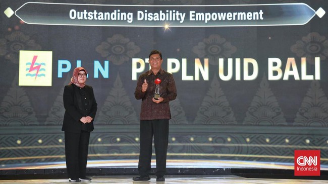 PLN UID Bali meraih penghargaan kategori Outstanding Global Agenda Contribution di ajang CNN Indonesia Awards 2024, Senin (13/5) di Bali.