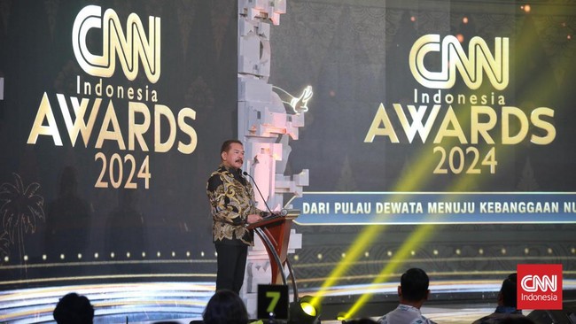 ST Burhanuddin berharap ajang CNN Indonesia Awards dapat menjadi pendorong bagi pemerintah daerah untuk mengelola pemerintahan lebih baik.