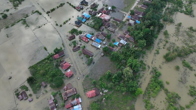 Banjir bandang nan terjadi sejak 3 - 12 Mei menyebabkan 16 desa di 7 kecamatan, Kabupaten Konawe Utara, Sulawesi Tenggara terendam dan 3.041 penduduk terdampak.