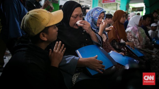 Suprayogi merupakan guru yang sudah mengajar selama 10 tahun di SMK Lingga Kencana, Depok. Dia tak pernah mau bepergian jika tak ditemani istrinya.