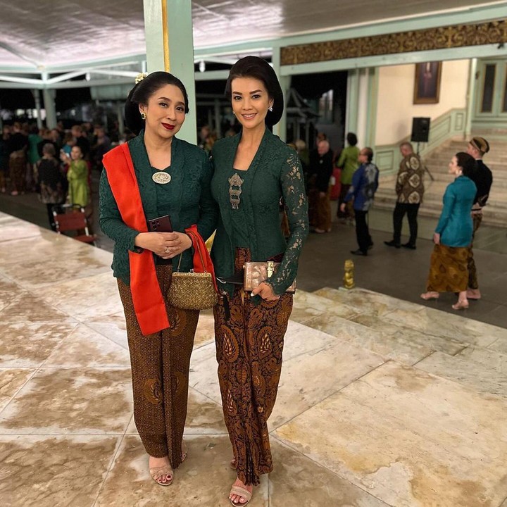 <p>Gaya berbusana Farah Quinn ini menuai banyak pujian dari netizen lho. Salah satu netizen bahkan menyebut Bunda 44 tahun ini cantik seperti Barbie. "cerminan barbie indonesian… banget," ujar akun @th***. (Foto: Instagram @farahquinnofficial)</p>