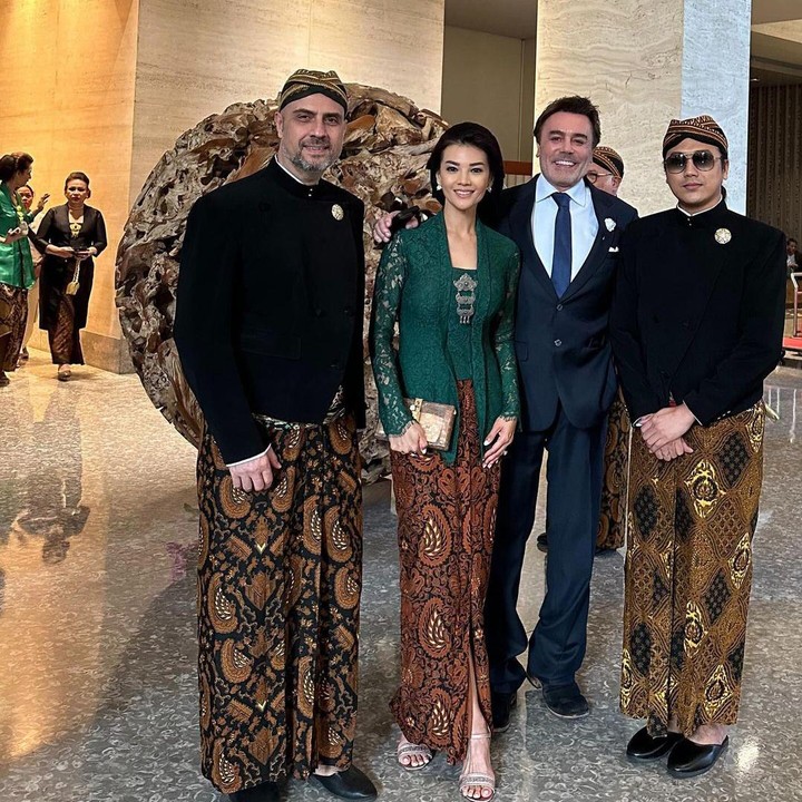 <p>Sejak menikah dengan Charles Jost, Farah memang sudah tak terlihat di layar kaca. Bunda dua anak ini dikabarkan menetap di Amerika. Meski sudah tak tinggal di Indonesia, Farah Quinn masih tetap menjalin hubungan baik dengan sahabat-sahabatnya di sini. (Foto: Instagram @farahquinnofficial)</p>
