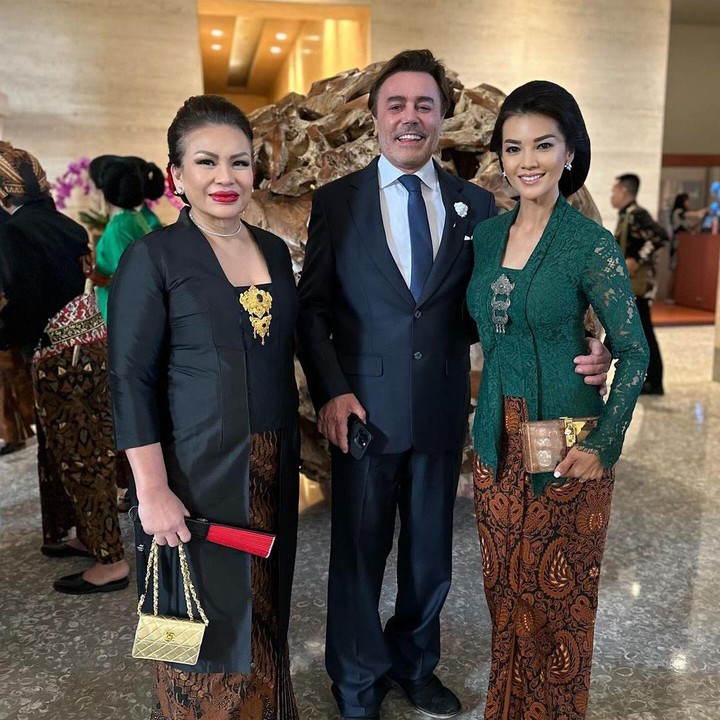 <p>Acara yang dihadiri Farah Quinn ini adalah perayaan ulang tahun Putri Keraton Solo, Puteri Astrini. Farah Quinn mengungkapkan bahwa acara tersebut mengurung konsep tradisonal Jawa. "Malam tradisional Jawa yang mempesona merayakan ulang tahun sahabat kita, David Salman dan HRH Putri Putri Astrini, di Istana Mangkunegara yang megah," tulisnya di Instagram. (Foto: Instagram @farahquinnofficial)</p>