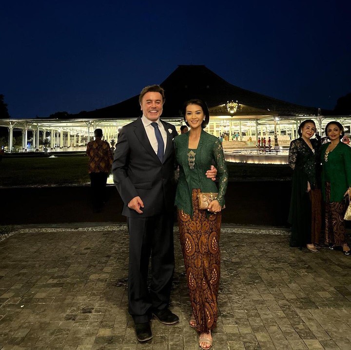 <p>Baru-baru ini, Farah Quinn terlihat menghadiri acara di Keraton Mangkunegara Solo, Bunda. Farah Quinn datang ditemani sang suami Charles Jost. (Foto: Instagram @farahquinnofficial)</p>