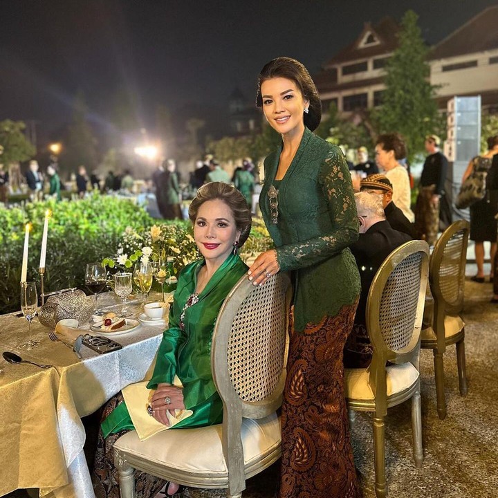 <p>Farah Quinn juga membagikan potret bersama Dewi Sukarno, istri mendiang presiden Soekarno. Dewi juga tampil anggun mengenakan kebaya hijau dan rambut yang disanggul. Keduanya terlihat anggun mengenakan pakaian dan riasan Jawa.</p>