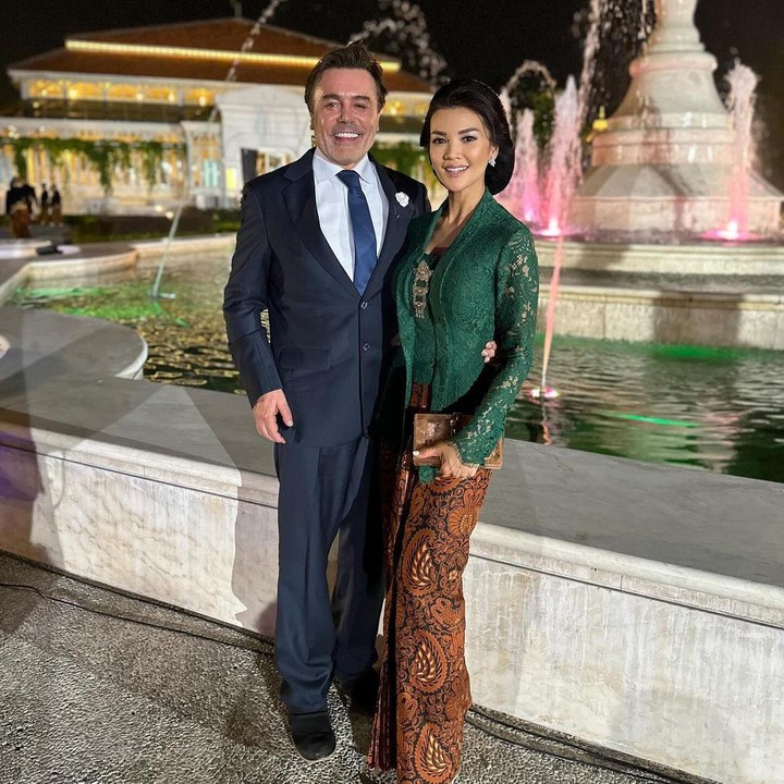 <p>Farah Quinn terlihat cantik mengenakan kebaya berwarna hijau yang dipadu dengan bawahan batik cokelat dan riasan rambut sanggul khas Jawa. Sementara itu, suaminya tampak memakai setelan jas modern berwarna biru navy. Keduanya tampak serasi ya, Bunda? (Foto: Instagram @farahquinnofficial)</p>