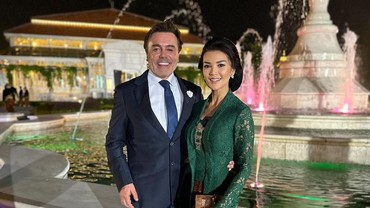 Ditemani Suami Bule, 7 Gaya Farah Quinn Hadiri Ultah Putri Keraton Solo bak Gadis Jawa