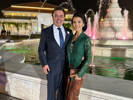 Cantik Pakai Kebaya, 7 Potret Farah Quinn Hadiri Acara di Keraton Solo Bareng Suami