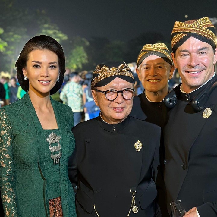 <p>Melalui unggahannya, Farah Quinn juga membagikan potret kebersamaannya dengan para tamu yang hadir di Keraton Solo. Semua tamu yang datang mengenakan pakaian adat Jawa Tengah. (Foto: Instagram @farahquinnofficial)</p>