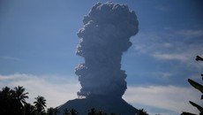 Awan Abu Vulkanik Gunung Ibu Membubung 4 Km Jumat Pagi Ini