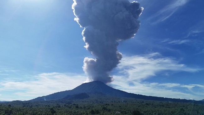 Gunung Ibu di Pulau Halmahera, Maluku Utara kembali meletus dan memuntahkan abu vulkanik setinggi 600 meter dari puncak kawah aktif, Selasa (2/7) pagi.