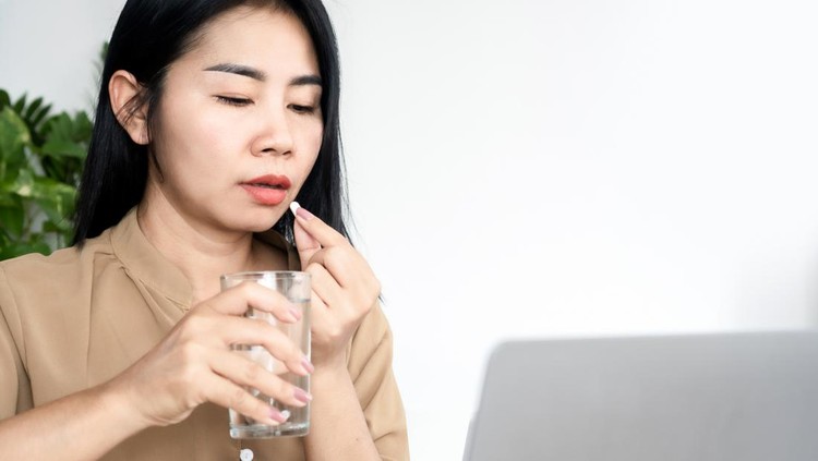 Ilustrasi Minum Obat