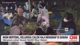 VIDEO: Ingin Bertemu, Keluarga Calon Haji Menginap di Sawah