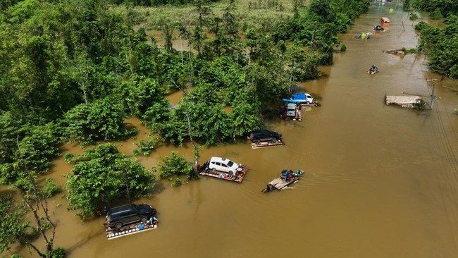 Wilayah-wilayah Indonesia Berjuang Melawan Terjangan Air Banjir yang Melanda