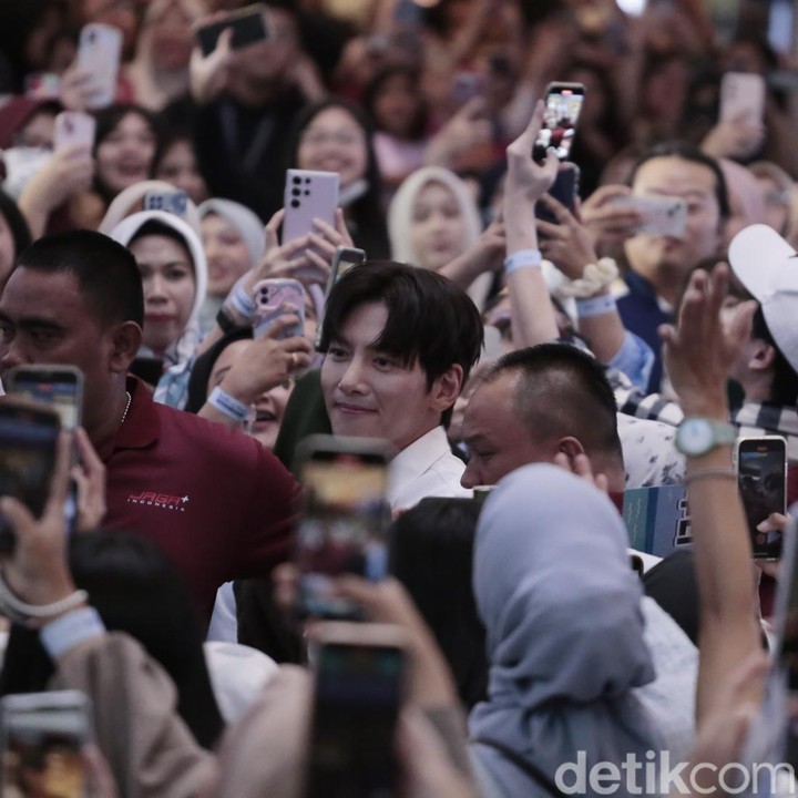 <p>Fansign event dan konferensi pers tersebut sukses diadakan pada Minggu, 12 Mei lalu di LOTTE Mall kawasan Mega Kuningan dengan dihadiri banyak fans Ji Chang Wook.  (Foto: Atmi Ahsani Yusron/detikcom)</p>