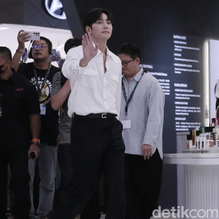 <p>Tampil kasual, Ji Chang Wook terlihat rapi dan ganteng dengan mengenakan white shirt dan tailored pants hitam. (Foto: Atmi Ahsani Yusron/detikcom)</p>