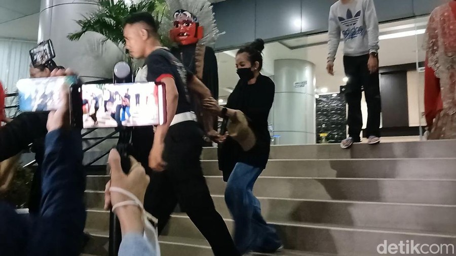 Karina Ranau usai jenguk Epy Kusnandar.