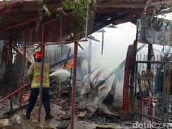 Belasan Kios di Pasar Loak Kota Tegal Terbakar