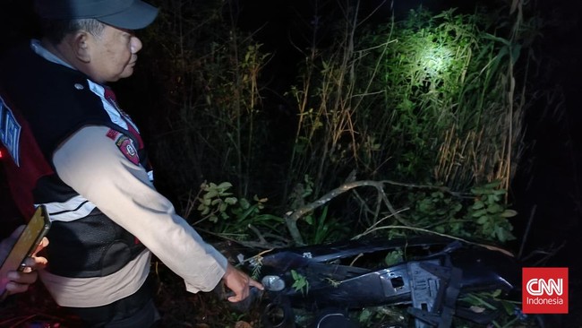 Sebuah mobil nan dinaiki sembilan orang visitor dilaporkan terperosok ke lembah di area Hutan Taman Nasional Bromo Tengger Semeru pada Senin (13/5).