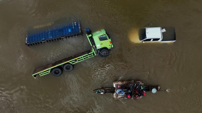 Hampir sepanjang jalur Trans Sulawesi nan menghubungkan Makassar dengan Kabupaten Maros terendam banjir, memicu kemacetan parah sampai hari ini.