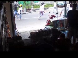 Momen Pelajar Ricuh Lempar Batu-Bawa Sajam di SMK Jogja Terekam CCTV!