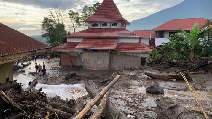 Kondisi permukiman warga dan sarana publik pascabanjir bandang yang menerjang Kabupaten Agam, Sabtu (11/5) malam. Hingga kini, tim gabungan masih melakukan upaya penanganan darurat.  Sumber foto: BPBD Kabupaten Agam.