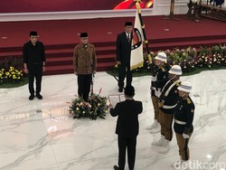 Hasyim Asyari Lantik 5 Anggota KPU Kota Padang