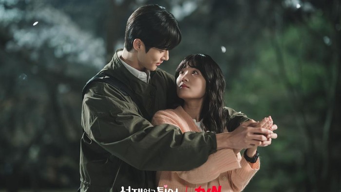 Rekomendasi Drakor Tentang Kisah Cinta Idol dan Penggemar, Bikin Baper Maksimal!