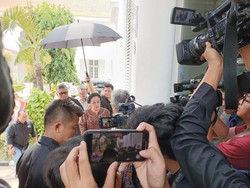 Megawati Hadiri Pameran Seni Melik Nggendong Lali Karya Butet