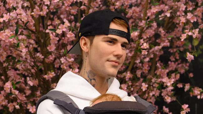 Patung lilin Justin Bieber di Madame Tussauds London tampak gendong bayi sehari setelah umumkan kehamilan anak pertama dengan Hailey.