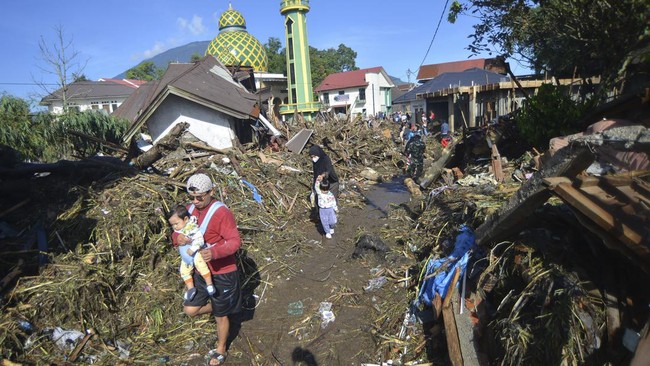 Salah seorang penduduk Tanah Datar Sumbar nan menjadi korban selamat banjir bandang mengaku justru terlindungi oleh runtuhan rumahnya.