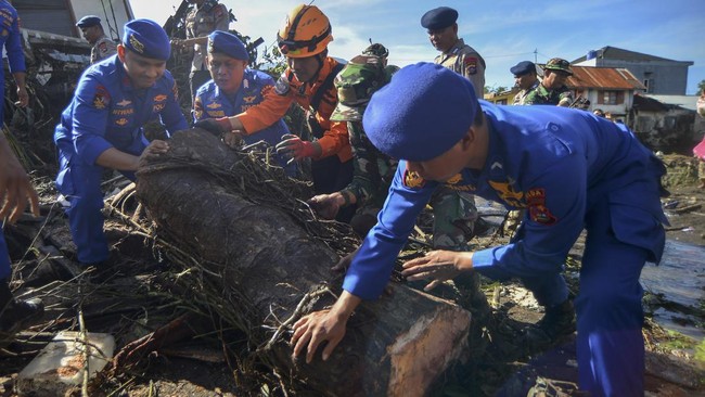 Tim SAR campuran kembali menemukan dua korban banjir bandang Sumbar di Kabupaten Agam dan Tanah Datar. Kini tetap ada 8 jenazah belum teridentifikasi.