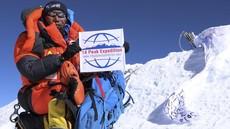 FOTO: Pendaki Nepal dan Inggris Pecah Rekor Terbanyak Puncaki Everest