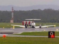 Detik-detik Pesawat Ringan Mendarat Tanpa Roda di Australia