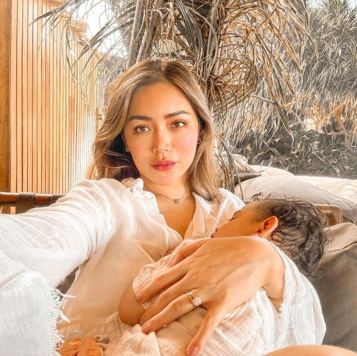 <p>Artis Jessica Iskandar menikah dengan Vencent Verhaag pada tahun 2021, Bunda. Setelah menikah, ia pun dikaruniai putra kedua yang diberi nama Don Azaiah Jan Verhaag. (Foto: Instagram: @inijedar)</p>