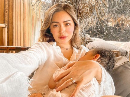 7 Kisah Bunda Artis yang Berjuang Menyusui Bayinya selama 2 Tahun