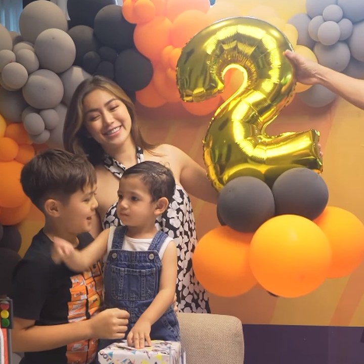 <p>"Don <em>birthday</em> yang keduaaa. Mama, Dada, dan Kakak,<em> so happy for you</em>. Dari Don <em>baby</em> selalu menjadi anak yang baik dan pintar. Don selalu bikin Mama bangga dan Mama sayang banget sama Don! Selamat ulang tahun anakku sayang!" tutur Jessica seraya menyisipkan emotikon hati. (Foto: Instagram: @inijedar)</p>