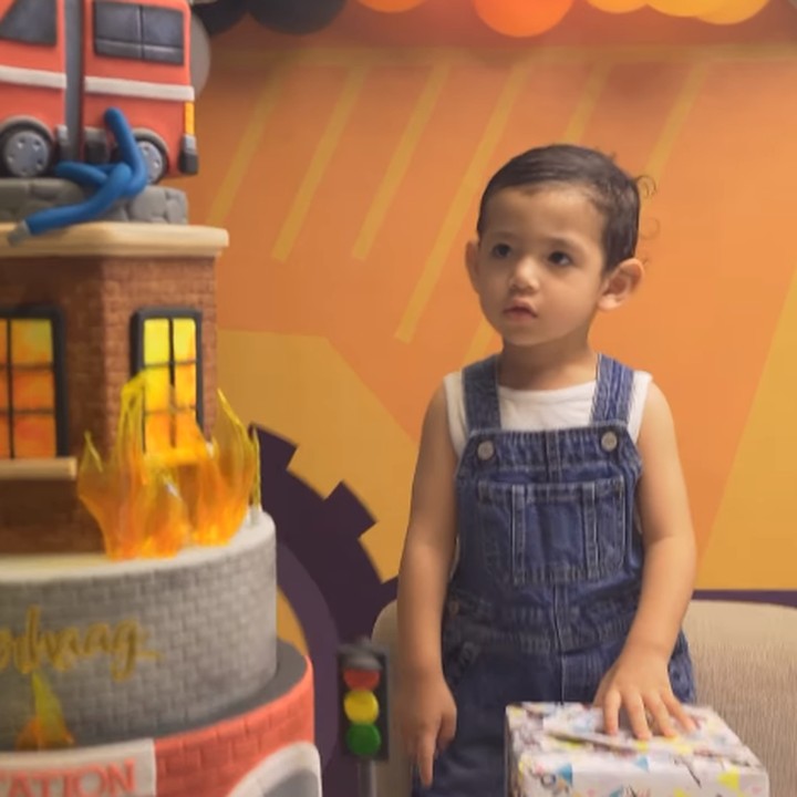 <p>"<em>Happy birthday</em> Don, anak sehat, ganteng, pintar," ujar seorang netizen. "Selamat ulang tahun anak Don. Menjadi anak yang takut Tuhan dan berbakti kepada kedua orang tua. Tuhan Yesus memberkati anak Don," tutur netizen lainnya. (Foto: Instagram: @inijedar)</p>