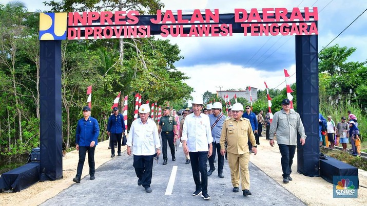 Presiden Joko Widodo (Jokowi) meresmikan perbaikan dan pembangunan jalan daerah di Kabupaten Muna Barat, Sulawesi Tenggara, Senin (13/5/2024). Ini merupakan bagian dari pelaksanaan Instruksi Presiden (Inpres) Nomor 3 Tahun 2023. (CNBC Indonesia/Emir Yanwhardana)