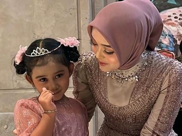 img-title Orang Tua Asuh Bintang Bongkar Sikap Keluarga Sule Saat Ketemu di Nikahan Iky