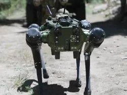 Ngeri! Marinir AS Uji Coba Robot Anjing Dipersenjatai Senapan Mesin