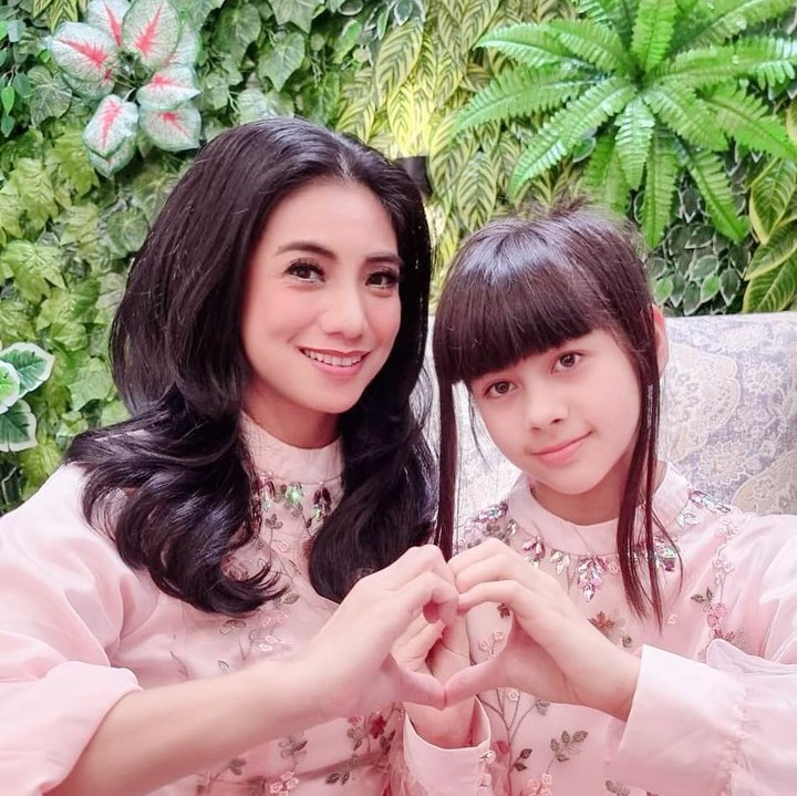 <p>Siti Rahmawati atau yang akrab disapa Siti KDI diketahui menikah dengan Cem, seorang pria kewarganegaraan Turki pada tahun 2011, Bunda. Dari pernikahan ini, keduanya dikaruniai seorang putri cantik bernama Elif Kayla Perk. (Foto: Instagram @siti_perk)<br /><br /><br /></p>