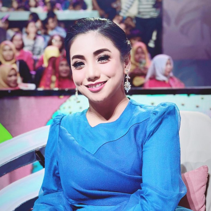 <p>Kini menjalani peran sebagai ibu tunggal, Siti KDI kembali aktif di dunia hiburan Tanah Air. Melihat postingan di akun Instagram pribadi, perempuan berusia 42 tahun ini sering mengisi beberapa program televisi. (Foto: Instagram @siti_perk)<br /><br /><br /></p>