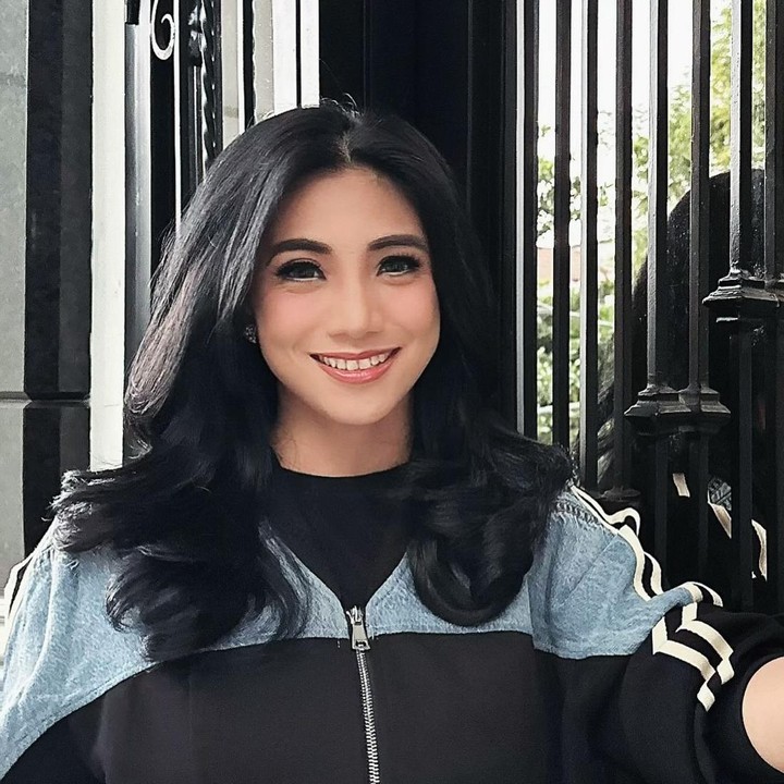<p>Namun, pernikahan keduanya sudah kandas sejak 4 tahun yang lalu. Kini, Siti kembali ke Tanah Air dan membesarkan sang putri seorang diri. (Foto: Instagram @siti_perk)<br /><br /><br /></p>