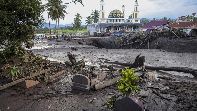 BNPB melaporkan korban meninggal dunia akibat banjir bandang di sejumlah wilayah Sumatera Barat (Sumbar) bertambah menjadi 50 orang.