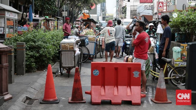 Terowongan Kendal yang terletak di Jalan Kendal, Jakarta Pusat kembali menjadi kawasan pejalan kaki yang nyaman. Senin (13/4). (CNN Indonesia/Andry Novelino)