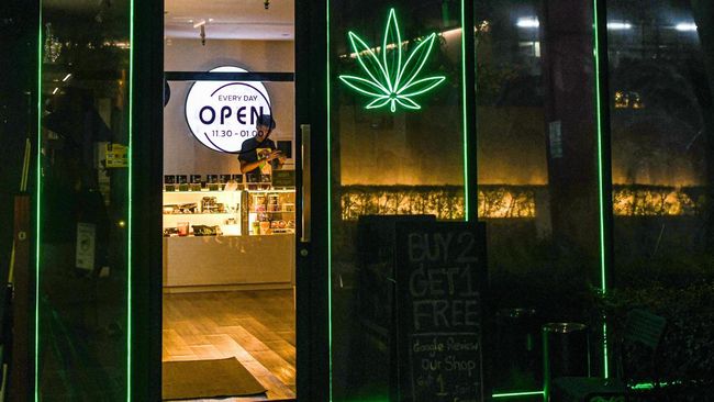 Thailand memperketat aturan penggunaan ganja hanya untuk fungsi medis. Akibatnya, ribuan toko yang menjual ganja tutup massal pada 2025.