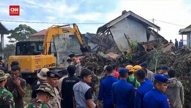 VIDEO: Tim Penyelamat Kerja Ekstra Cari Korban Banjir Bandang Sumbar