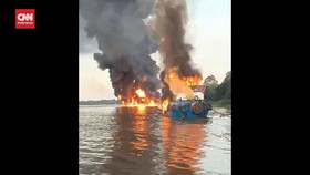 VIDEO: 2 Kapal Terbakar Hebat di Kalteng, 10 ABK Hilang
